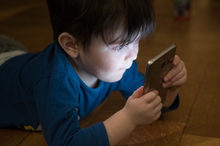 Jongen mobiele telefoon verslaving