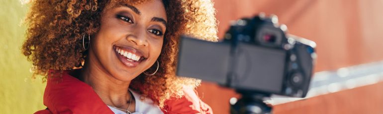 vrouw-vlog-camera