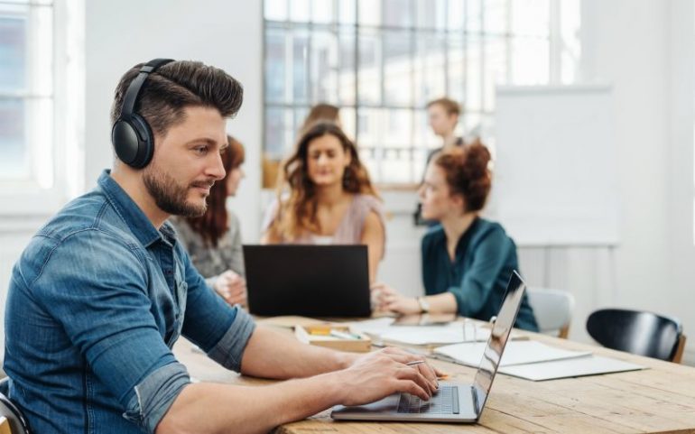 Noise cancelling headphones