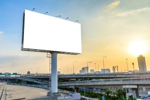 Holiday beschadigde een billboard