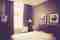 Lege hotelkamer bruin-wit gekleurd