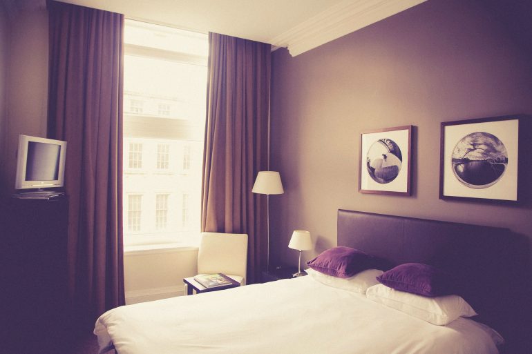 Lege hotelkamer bruin-wit gekleurd