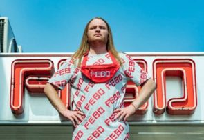 Man in Febo T-shirt voor Febo-filiaal
