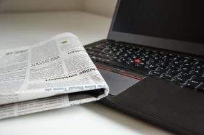 Foto van een krant op een laptop