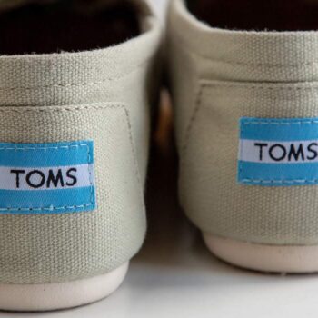 Schoenenmerk TOMS past strategie aan, weg van poverty porn