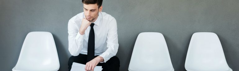Man wacht rij stoelen sollictatiegsprek gespannen