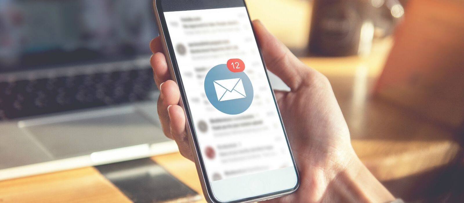 Gebruik e-mail om offline en online met elkaar te verbinden