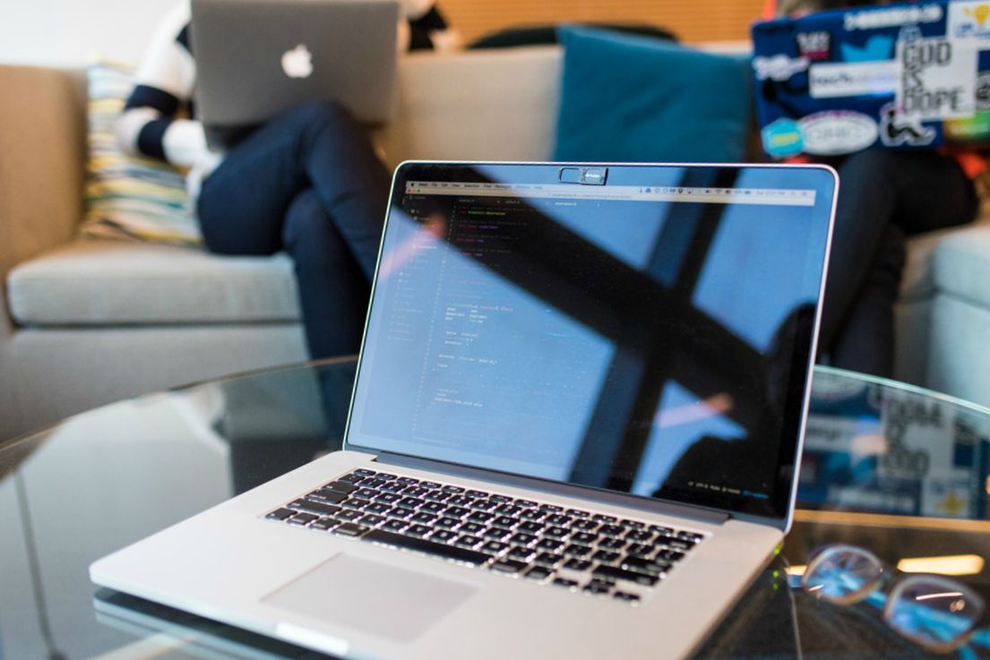 Een laptop waarop html-code te zien is, wat nodig is voor je design system.