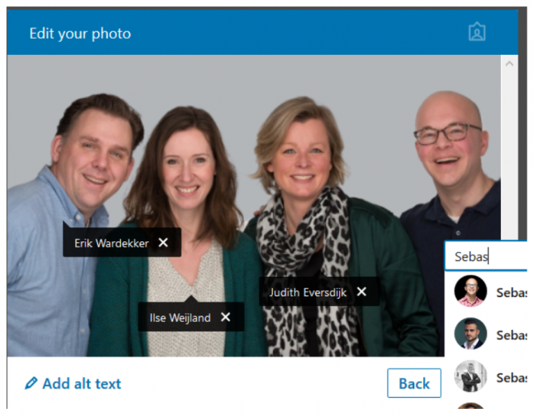 Voorbeeld van hoe je personen tagt op een LinkedIn-foto.