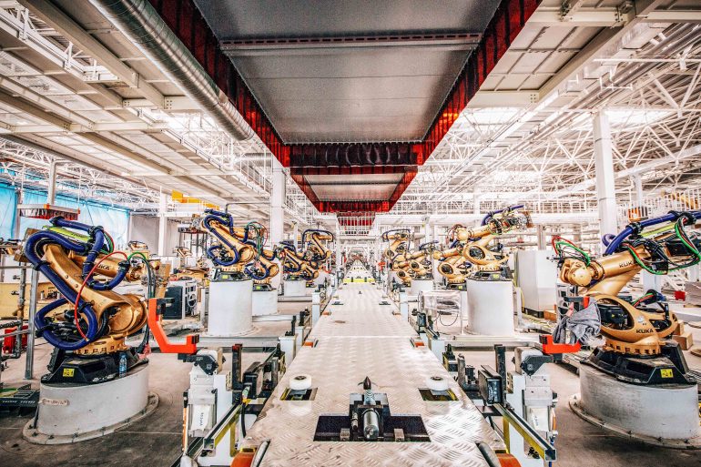 Foto van de fabriekshal van automerk Byton.