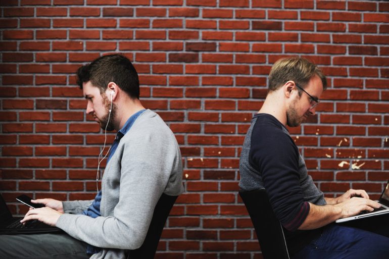 digitaal samwenwerken jongens met laptops.