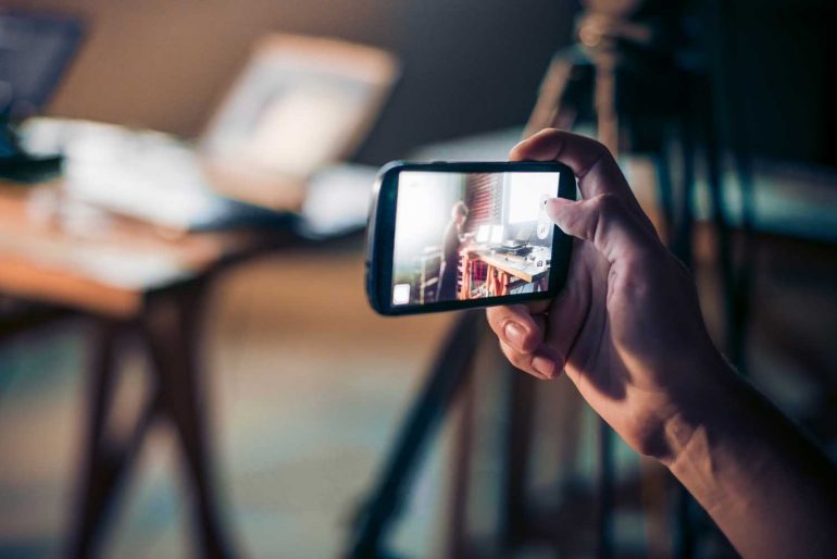 Video maken met mobiele telefoon op set