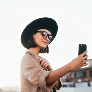Vrouwelijke influencers faken vaker dan mannen