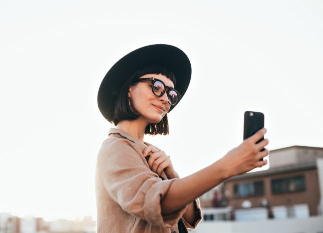 Vrouwelijke influencers faken vaker dan mannen