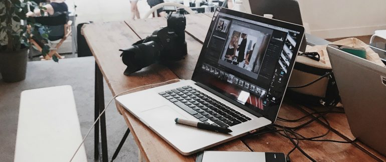 Afbeelding van het maken van een vlog als online content.