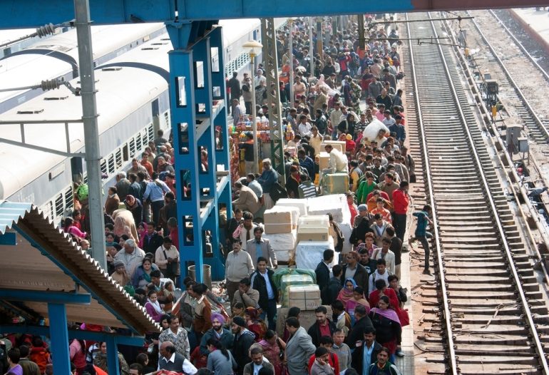 Afbeelding van een overvol treinstation.