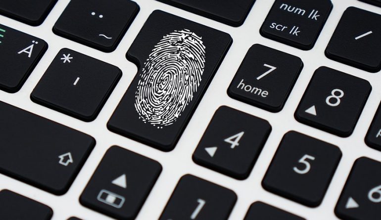 Afbeelding van een vingerafdruk die digitaal wordt opgeslagen voor informatiebeveiliging.