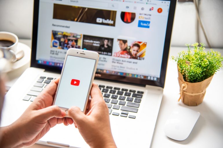 Afbeelding van YouTube, waar je als influencer in de beschrijving bij je filmpje moet zetten als het om een advertentie gaat.