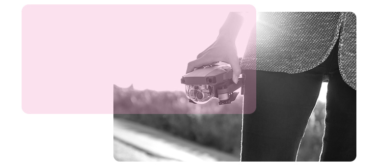 Afbeelding van een persoon die een drone vasthoudt.
