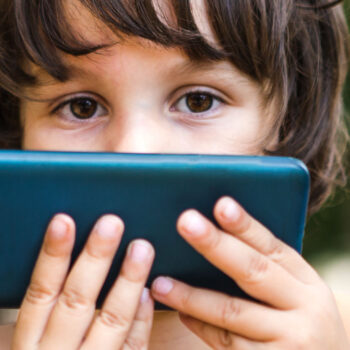 Hoe we kinderen weer naar buiten krijgen (mét tech)