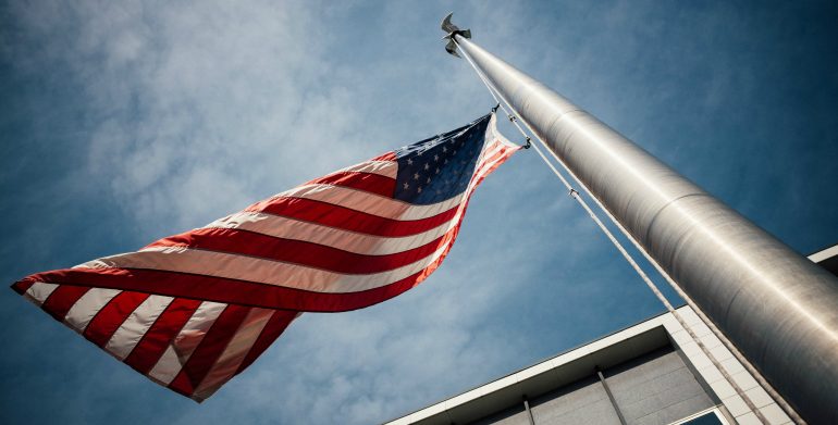 Afbeelding van de Amerikaanse vlag om Trumps strategisch narratief kracht bij te zetten.
