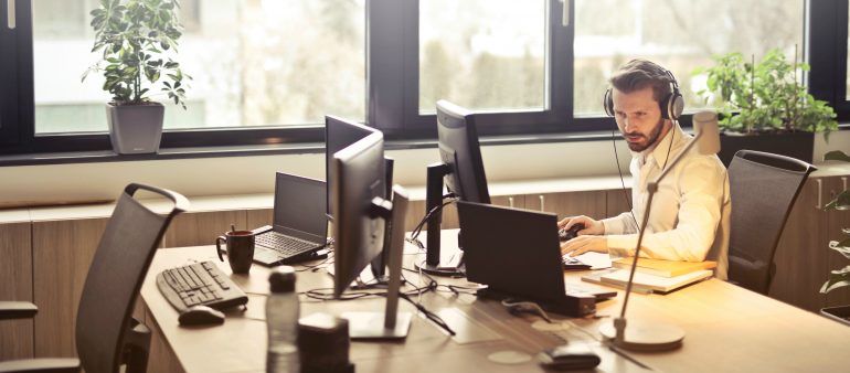 Afbeelding van een man die op de webcare-afdeling werkt.