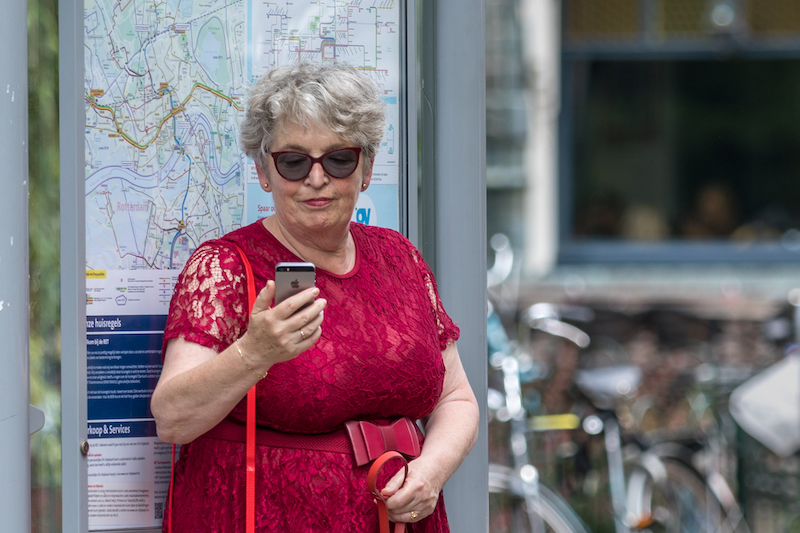 Vrouw bekijkt een app op een telefoon