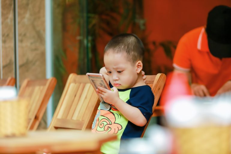 Foto van klein kind met smartphone