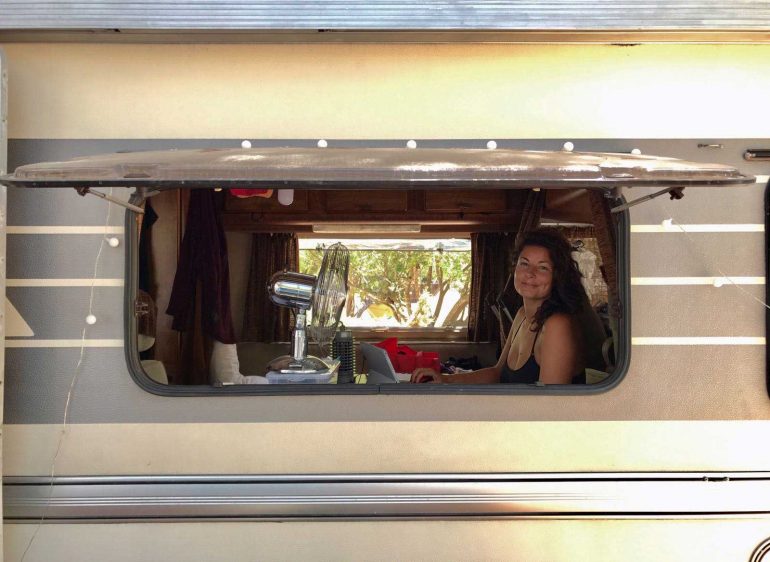 Britt in haar camper aan het werk.