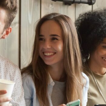 Gemeenten in gesprek op social media: groep, chat of live