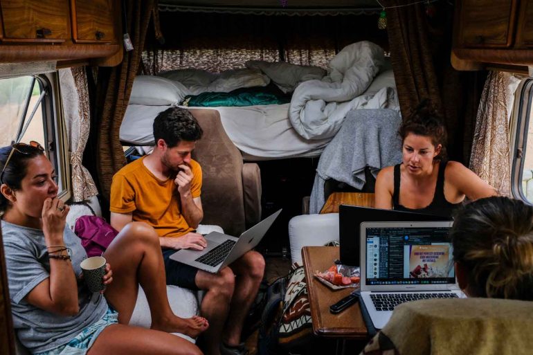 Samenwerken in camper. 