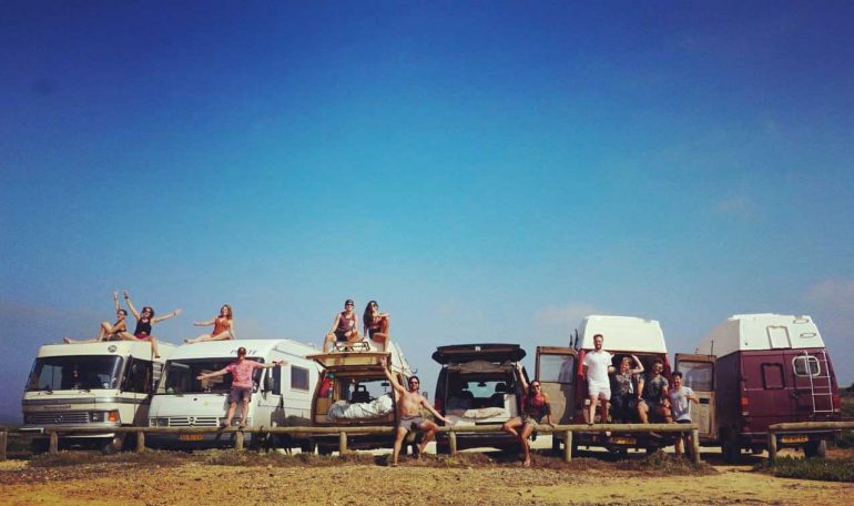 Campers op het strand.