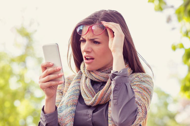 vrouw leest nepnieuws op telefoon