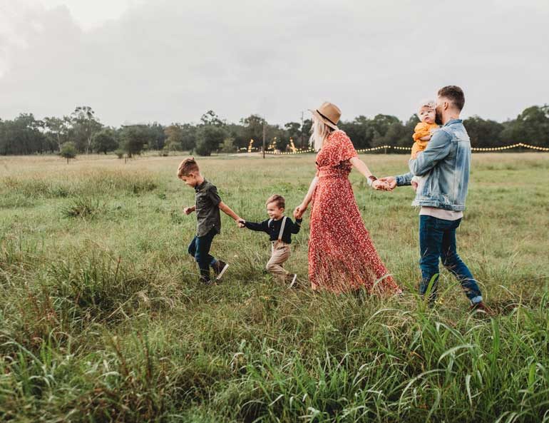 Hippe ouders met kinderen op festival.