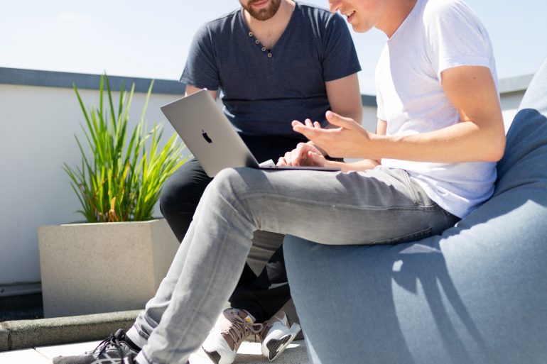 Afbeelding van twee jongens die op hun computer zitten.