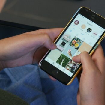 Maar liefst 86% van de internetgebruikers zegt dat ze influencers niet vertrouwen