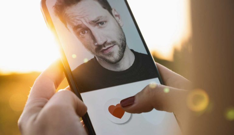 Swipe en rate man op smartphone. 