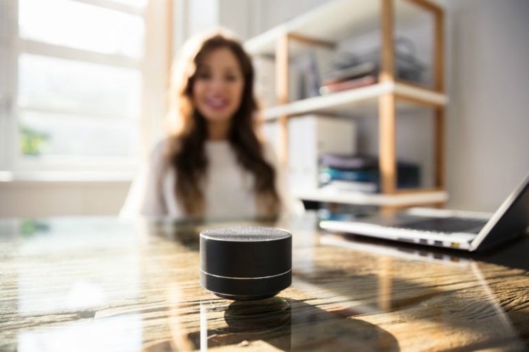 smart speaker op kantoor.
