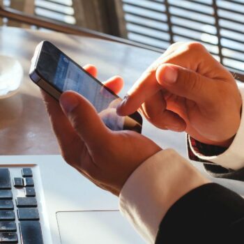 Dalend vertrouwen & privacy-issues: wat betekent dit voor je communicatie?