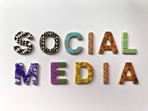 Foto met de tekst socialmedia.