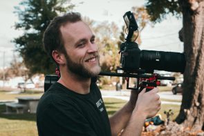Foto van een cameraman aan het werk.