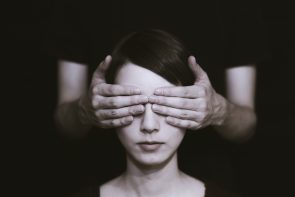 Foto van een persoon die niet kan zien.