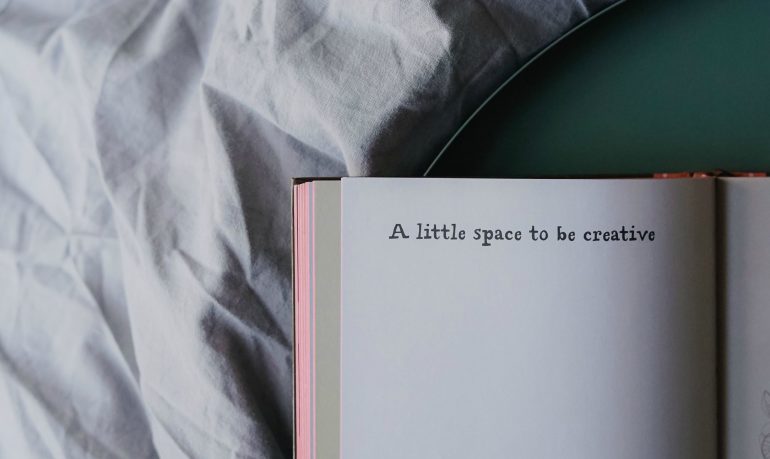 Een boek met de tekst 'A little space to be creative'.