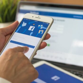 Facebookadvertenties zijn inhoudelijker, presidentiëler en negatiever
