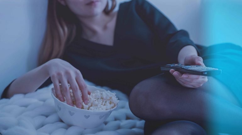 Mevrouw die aan het aan het bingewatchen is.