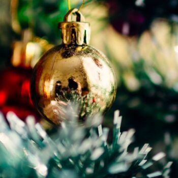 Auschwitz-kerstballen & Hitler in reclames, waarom?