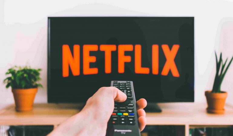 Afbeelding van iemand die Netflix aan het kijken is.