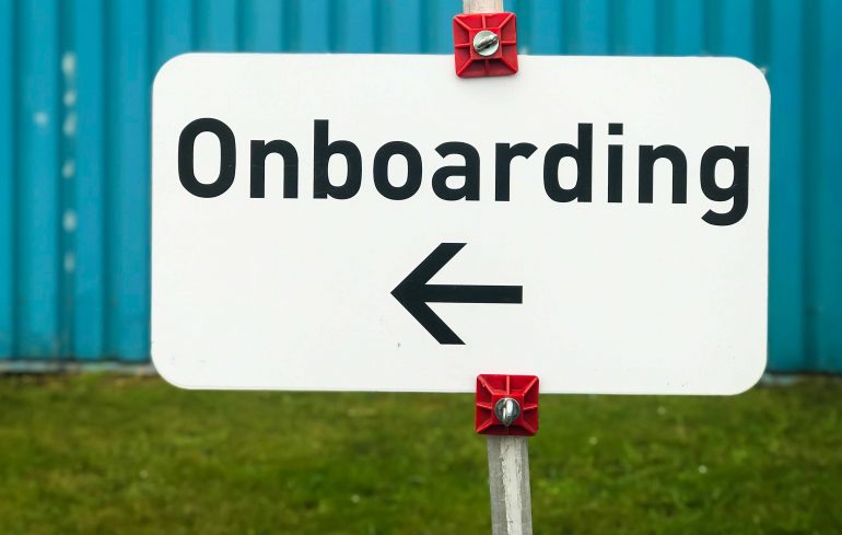 Een bord met de tekst 'onboarding' erop.