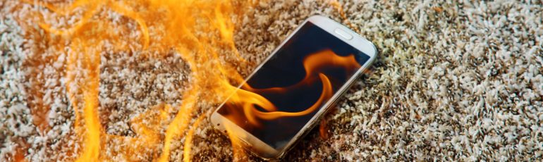 Trends voor contentstrategie. Brandende smartphone ligt op de grond. 