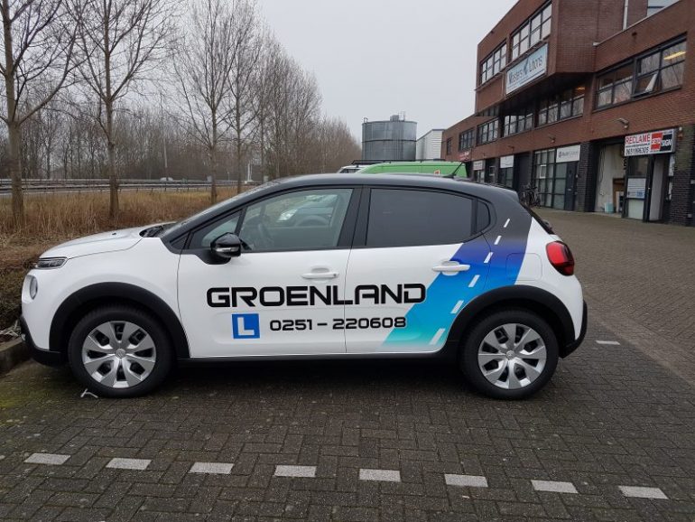 Bedrijfsauto met logo